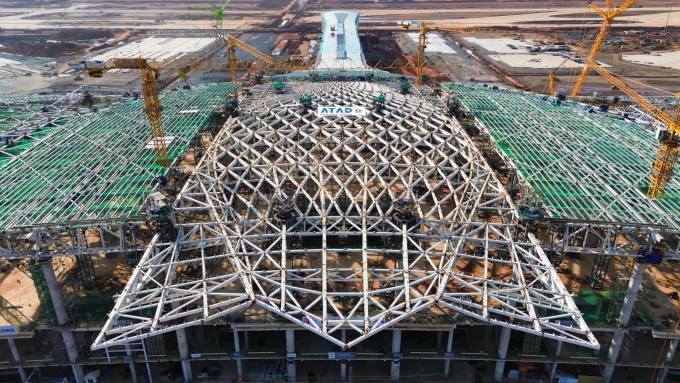 ATAD thực hiện nâng hệ mái trung tâm 5.300 tấn bằng công nghệ roof-lifting tại dự án trọng điểm quốc gia – Cảng hàng không Quốc tế Long Thành. Ảnh: Công ty ATAD