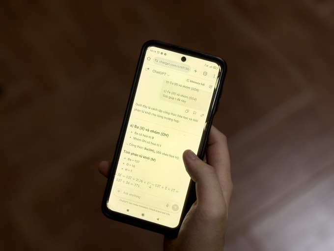Các chuyên gia cảnh báo việc lạm dụng AI để giải bài tập gây ảnh hưởng xấu đến tư duy, kết quả học tập của học sinh, sinh viên. Ảnh minh họa: Minh Phương