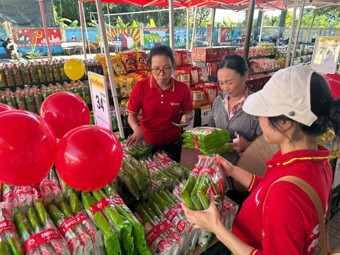 Khách hàng mua sắm tại chuỗi cửa hàng WinMart. Ảnh: Masan