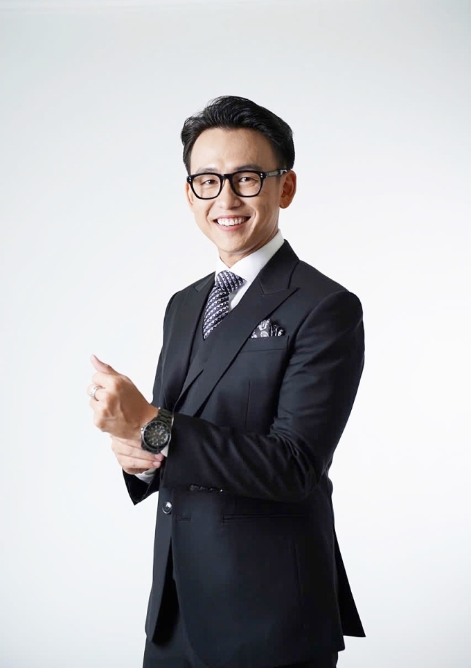 MC Quang Bảo sinh năm 1990, từng là vận động viên bơi lội cấp quốc gia, đoạt nhiều huy chương quốc tế như: huy chương vàng bơi lội Giải trẻ Australia, huy chương bạc Giải bơi lội trẻ Đông Nam Á, huy chương đồng môn lặn SEA Game 2011, huy chương đồng giải vô địch lặn châu Á...  Năm 2016, anh lấn sân lĩnh vực MC và giành giải Én bạc tại cuộc thi người dẫn chương trình truyền hình TP HCM.