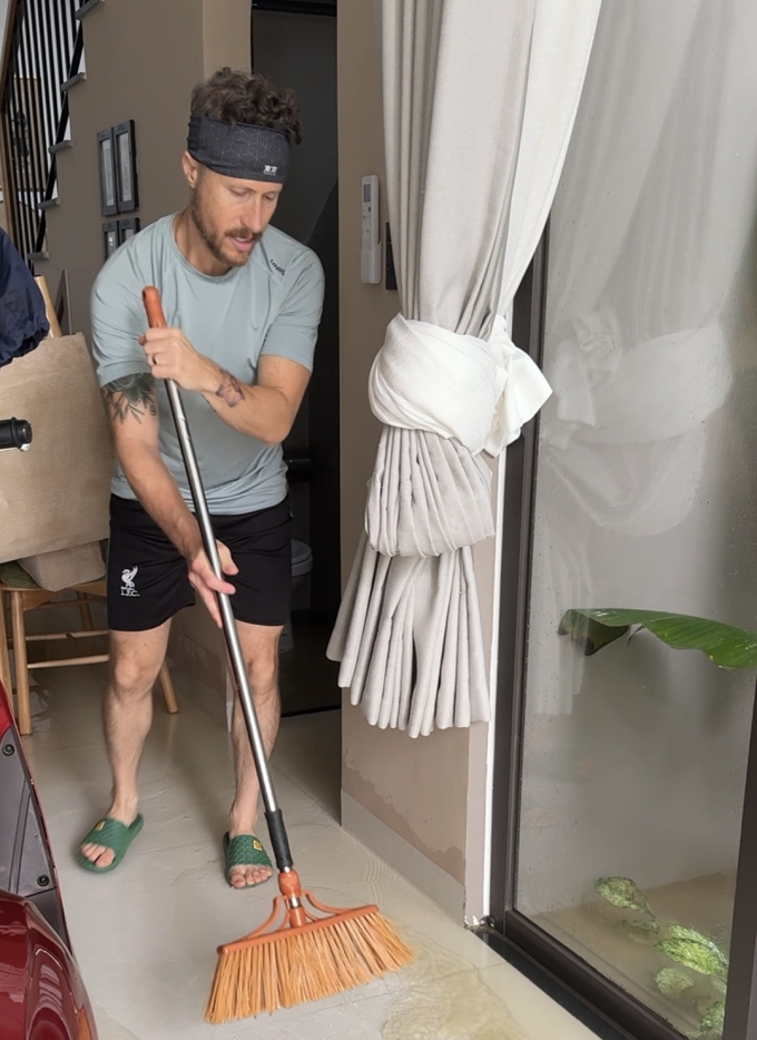 Stephen dọn nhà sau khi nước rút. Ảnh: NVCC