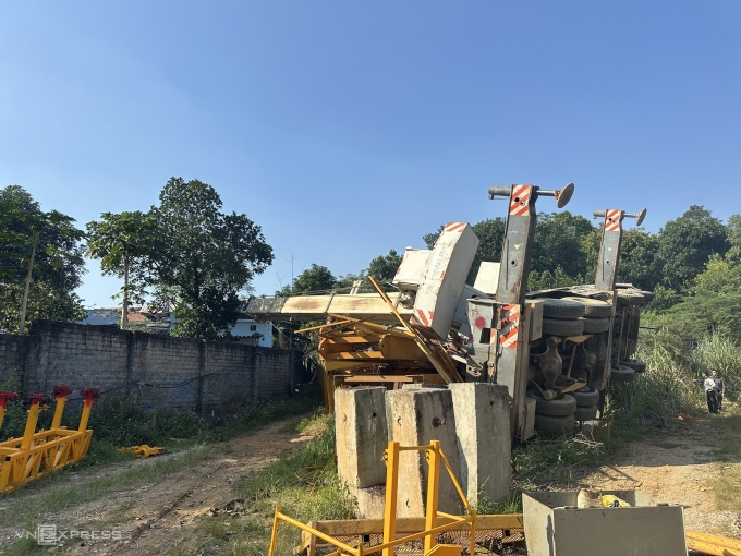 Cần cẩu đổ nghiêng vào nhà dân, trưa 15/11. Ảnh: Gia Chính