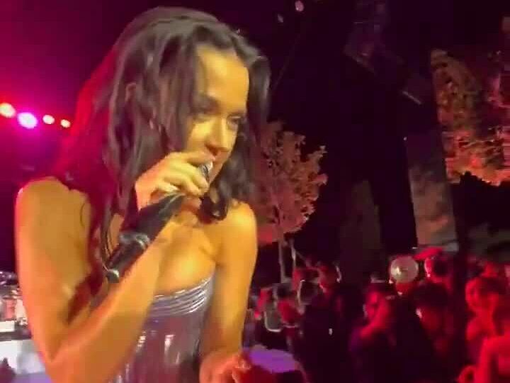Katy Perry hát "I Kissed a Girl" tại đám cưới Anant Ambani