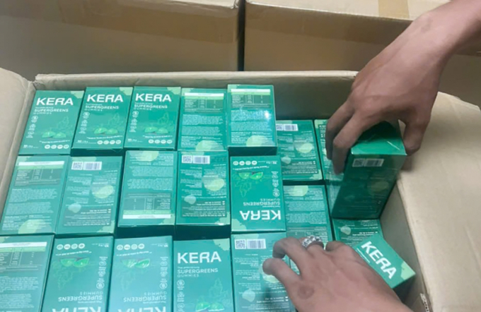 Cảnh sát khi khám xét thu 24.000 hộp kẹo Kera đang lưu giữ tại kho. Ảnh: Bộ Công an