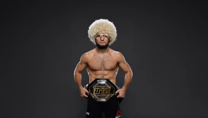 Khabib Nurmagomedov mừng đai vô địch UFC với chiếc mũ papakha quen thuộc. Ảnh: UFC