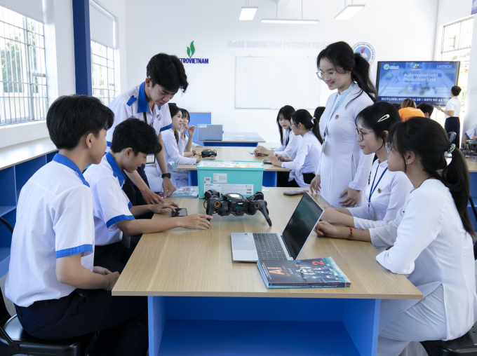 Các học sinh trải nghiệm không gian phòng học STEM. Ảnh: PVCFC