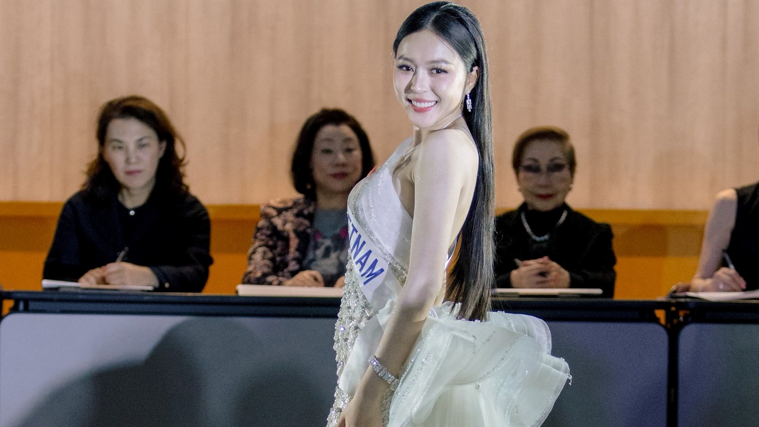 Kiều Duy nói về tủ thuốc nhân ái tại Miss International