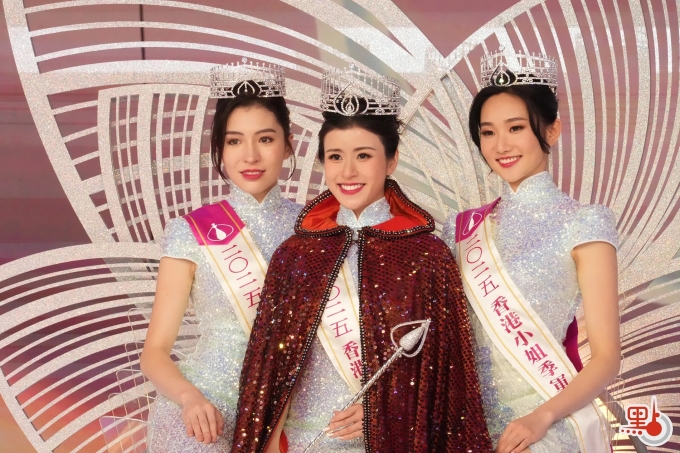 Top 3 tại Miss Hong Kong 2025, từ trái sang: Thi Vũ Kỳ, Trần Vịnh Thi, Viên Văn Tĩnh.