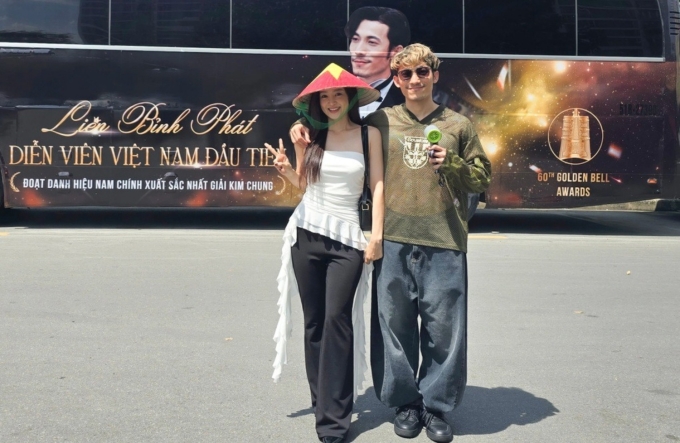 Ngọc Kayla chúc mừng Liên Bỉnh Phát đoạt giải Kim Chung của Đài Loan (Trung Quốc), cuối tháng 10. Ảnh: Nhân vật cung cấp