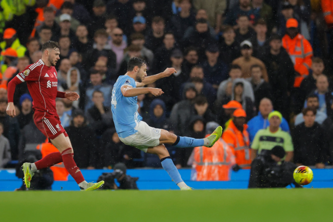 Nico Gonzalez dứt điểm từ ngoài vòng cấm chạm chân Virgil van Dijk đổi hướng đi vào lưới, nâng tỷ số lên 2-0. Ảnh: Guardian