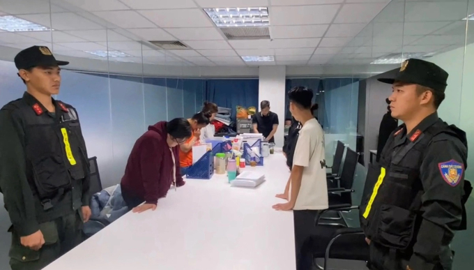 Cảnh sát khám xét 4 công ty lừa đảo.