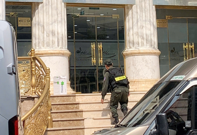 Cảnh sát cơ động vào trong cơ sở làm việc. Ảnh: Quốc Thắng