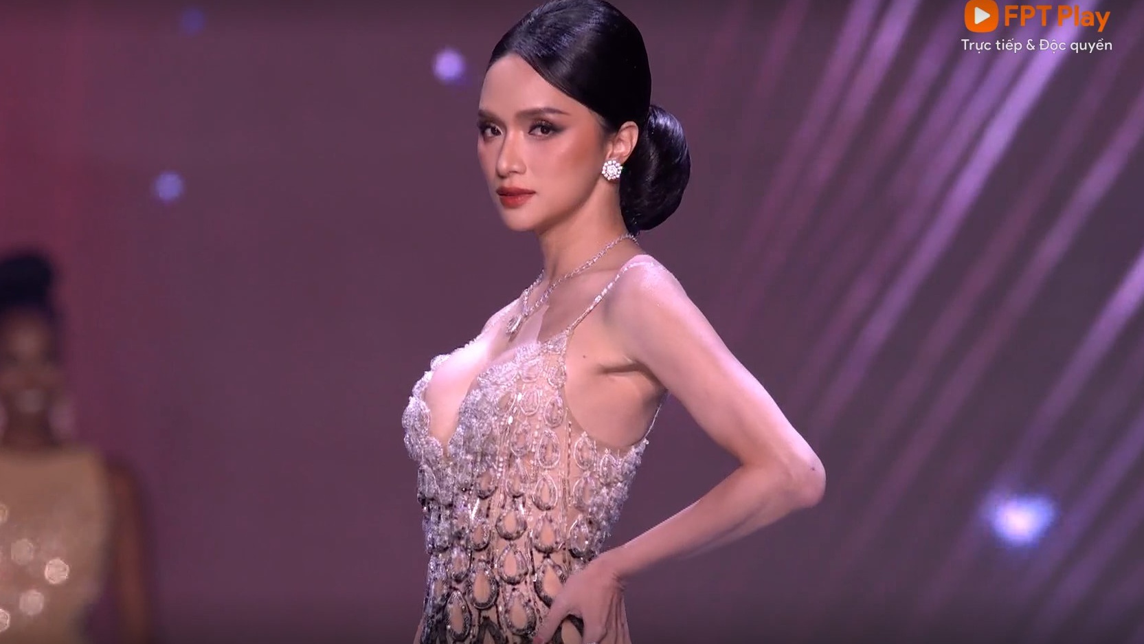 Màn catwalk với đầm dạ hội của Hương Giang tại bán kết Miss Universe
