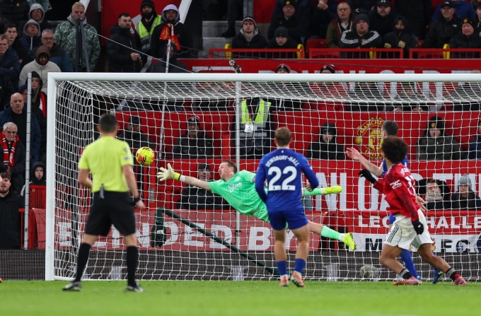 Joshua Zirkzee đánh đầu chéo góc bị thủ môn Jordan Pickford bay người cản phá. Ảnh: AMA