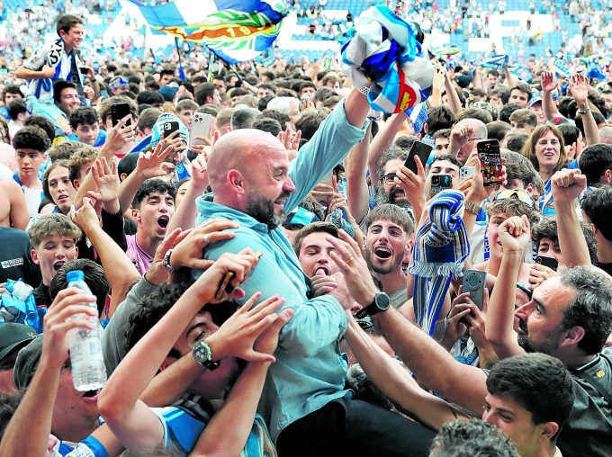Người hâm mộ Espanyol công kênh, tung hô Manolo sau khi ông đưa đội thăng hạng, trở lại La Liga năm 2024. Ảnh: Mundo Deportivo