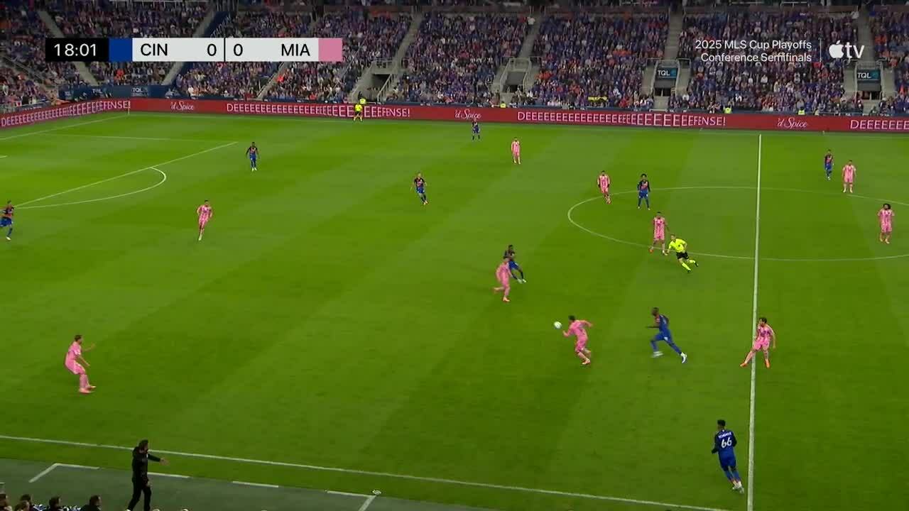 Messi ghi bàn, lập hattrick kiến tạo