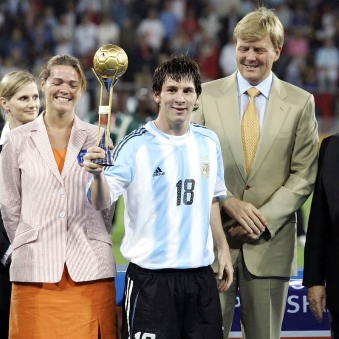 Lionel Messi, 17 tuổi, giành cú đúp danh hiệu Vua phá lưới và Cầu thủ hay nhất khi Argentina vô địch FIFA World Youth Championship năm 2005. Ảnh: FIFA