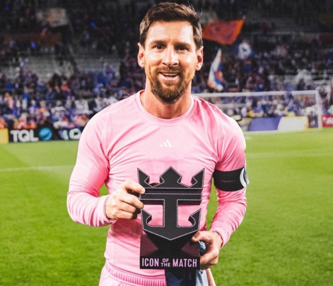 Lionel Messi nhận giải cầu thủ hay nhất trận. Ảnh: Inter Miami