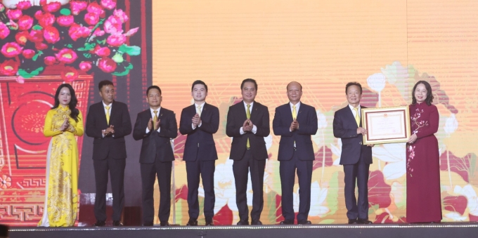 Đại diện T&T Group (thứ hai từ phải sang) đón nhận Huân chương Lao động hạng Nhất do Đảng, Nhà nước trao tặng. Ảnh: