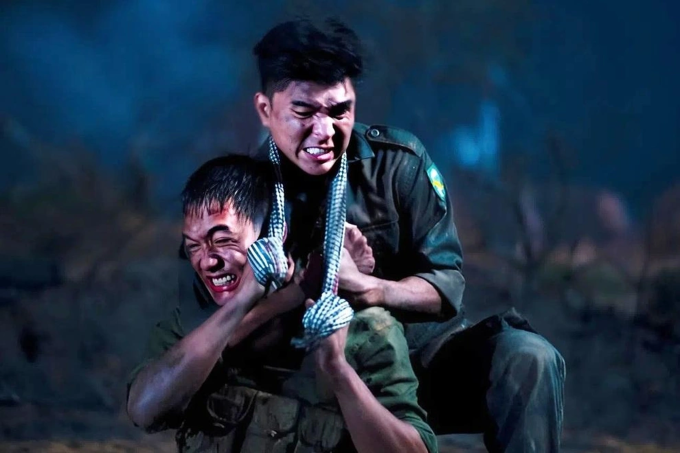 Trong Mưa đỏ, diễn viên Đỗ Nhật Hoàng (trái) vào vai Cường, đối đầu Quang (do Steven Nguyễn đóng). Ảnh: Đoàn phim cung cấp