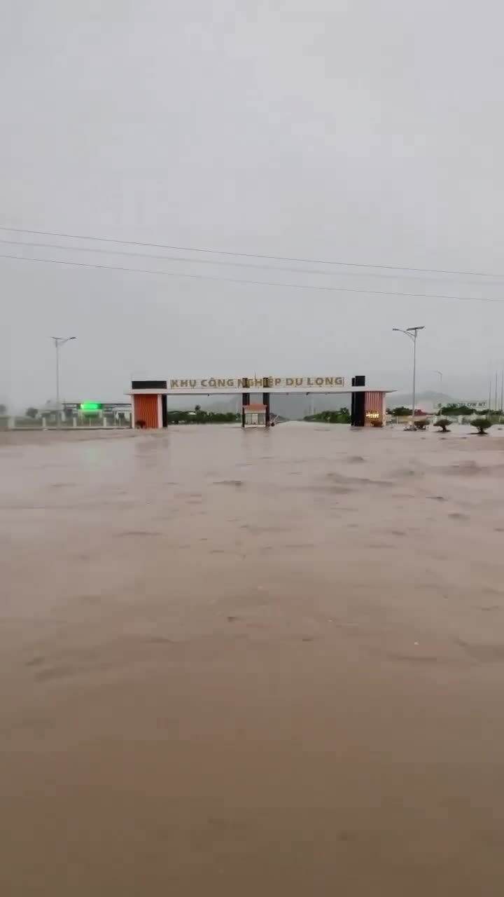 Mưa lớn gây ngập khu công nghiệp ở Khánh Hoà