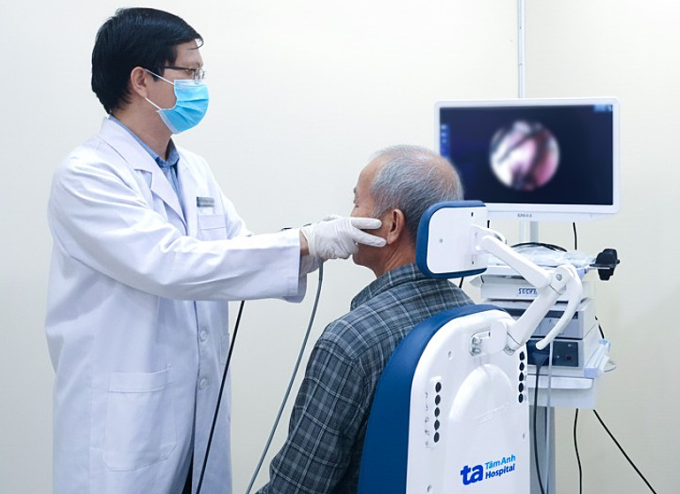 Bác sĩ Phát nội soi mũi cho ông Lăng. Ảnh: Phòng khám Đa khoa Tâm Anh Quận 7