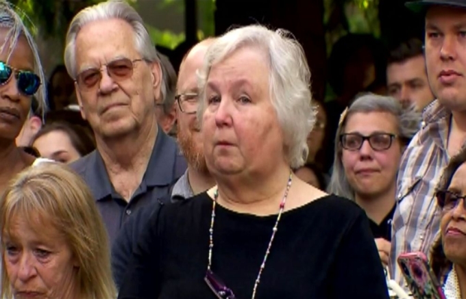 Nancy Brophy khóc khi phát biểu tại lễ tưởng niệm chồng tại Học viện Ẩm thực Oregon, ngày 2/6/2018. Ảnh: KATU