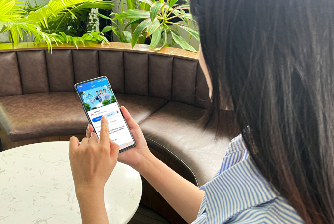 Người tiêu dùng đặt mua sản phẩm nước khoáng La Vie trên ứng dụng OA. Ảnh: La Vie