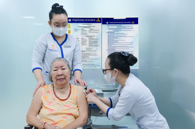 Người cao tuổi tiêm vaccine phòng cúm tại Hệ thống Tiêm chủng VNVC. Ảnh: Khánh Hòa