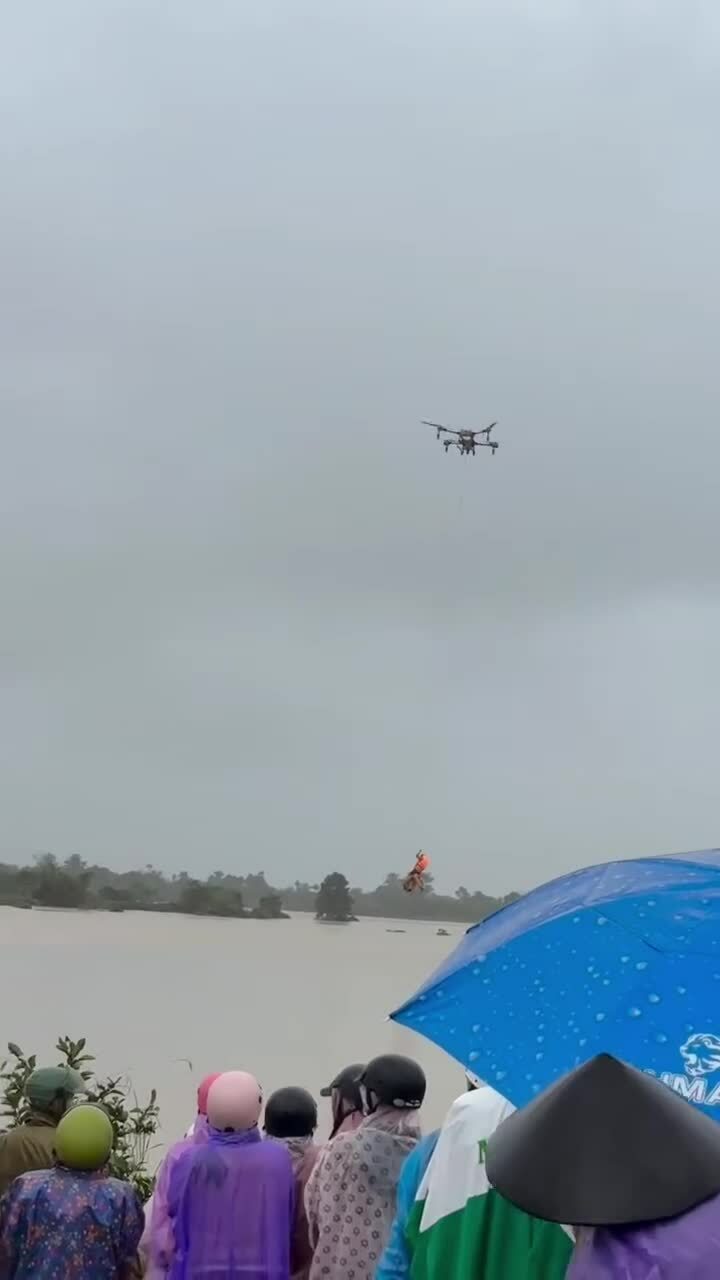 Người đàn ông dùng drone cứu người kẹt giữa dòng lũ