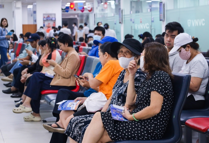 Nhiều người dân đến VNVC tiêm ngừa cúm do lo ngại mắc bệnh, ảnh hưởng sức khỏe. Ảnh: Hoàng Dương