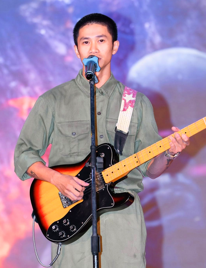 Nguyễn Hùng hát Còn gì đẹp hơn ở buổi ra mắt phim Mưa đỏ hồi tháng 8. Ảnh: Đoàn phim cung cấp