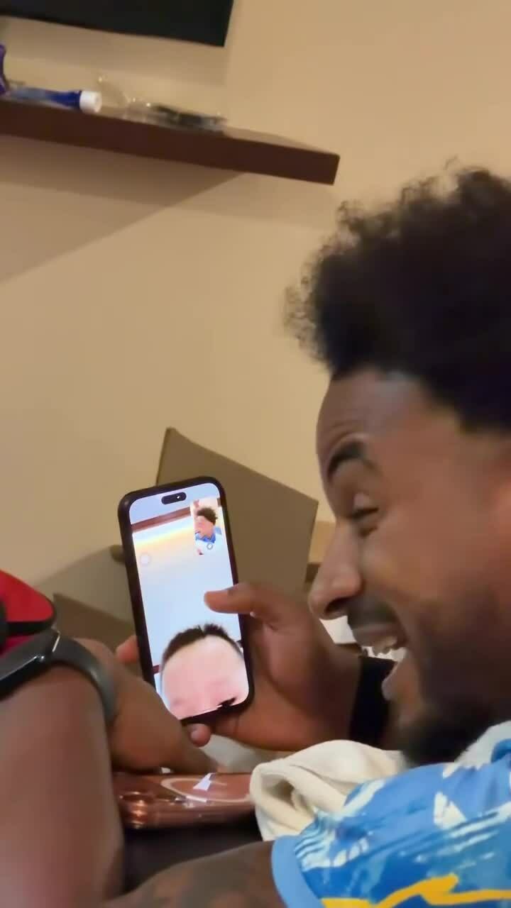 Nguyễn Xuân Son trò chuyện với con trai Đỗ Duy Mạnh