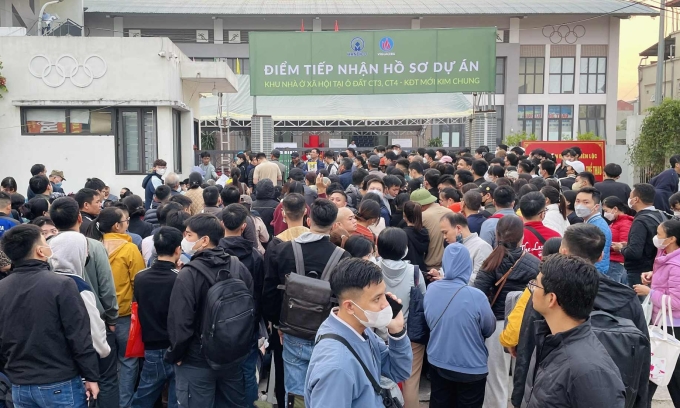 Người dân chờ vào lấy phiếu thứ tự nộp hồ sơ mua nhà ở xã hội lúc 7h sáng 17/11. Ảnh: Nguyễn Hưng