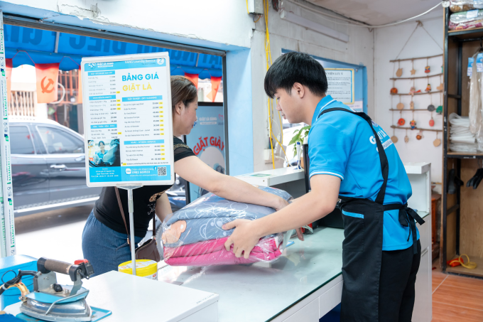 Nhân viên phục vụ khách tại cửa hàng. Ảnh: LG