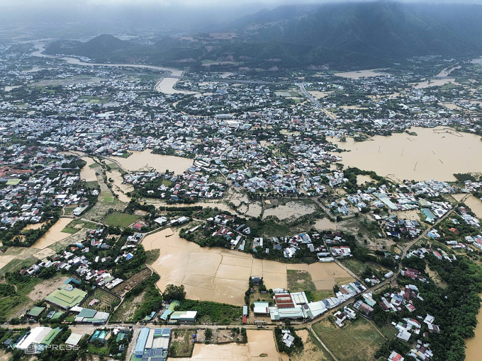 Nhiều khu vực phía Tây Nha Trang chìm trong nước. Ảnh: Thảo Bùi