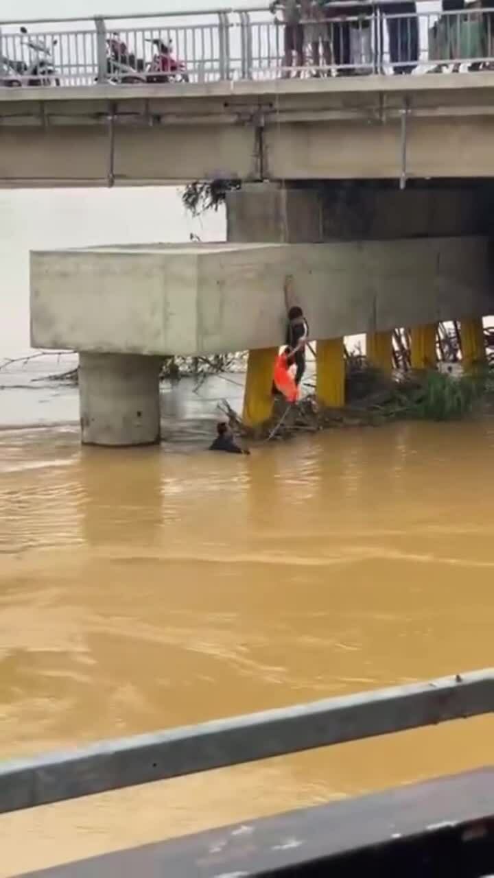 Nhảy cầu Câu Lâu cứu người giữa lũ xiết