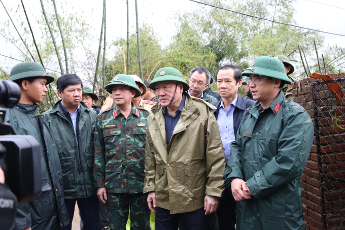 Phó thủ tướng Nguyễn Hòa Bình (thứ 4 hàng trên từ trái); ông Nguyễn Thái Học (áo xanh hàng dưới), kiểm tra công tác khắc phục hậu quả mưa lũ tại Đăk Lăk, sáng 22/11. Ảnh: Nguyễn Hoàng
