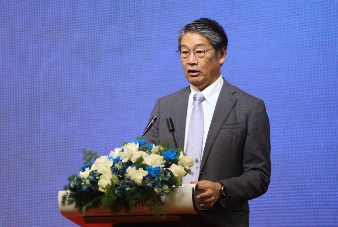 Ông Ito Naoki, Đại sứ Nhật Bản tại Việt Nam nhấn mạnh yêu cầu thực tiễn phải kiểm soát lũ lụt dựa trên bằng chứng khoa học. Ảnh: Trung Nguyên.