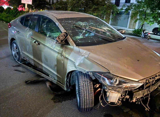 Ôtô của Hùng hư hỏng sau khi bị nhóm người bao vây, đập phá. Ảnh: Hùng Lê