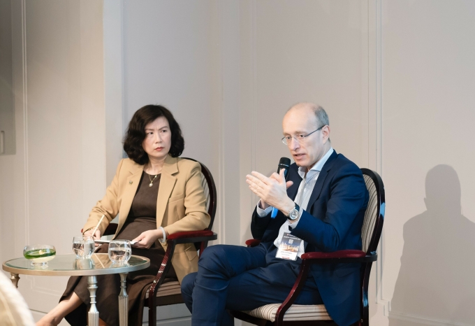 Ông Jens Lottner, CEO Techcombank và bà Thu Nguyễn, Deputy CEO of Asset Management, VinaCapital. Ảnh: BTC