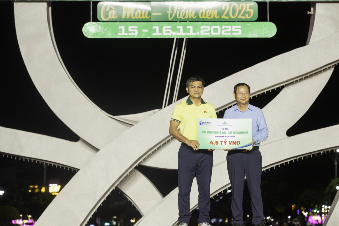 Ông Văn Tiến Thanh, Tổng giám đốc PVCFC đại diện trao bảng tài trợ 4,5 tỷ đồng cho Giải Marathon Cà Mau - Cúp Petrovietnam giai đoạn 2026-2028. Ảnh: PVCFC