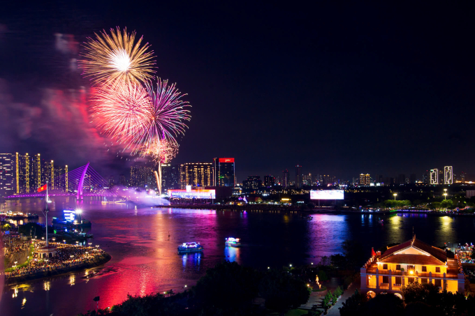 Pháo hoa bung nở ven sông Sài Gòn dịp 50 năm thống nhất đất nước. Ảnh: Quỳnh Trần