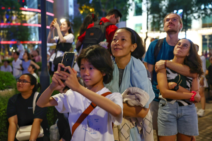 Khách quốc tế đến tham quan TP HCM dịp 50 năm thống nhất đất nước. Ảnh: Quỳnh Trần