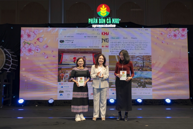 Phó tổng giám đốc PVCFC Nguyễn Thị Hiền trao giải cho các khách hàng có nội dung tương tác nổi bật trong minigame tại sự kiện. Ảnh: PVCFC