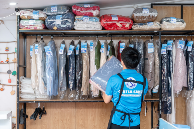 Nhân viên sắp xếp trang phục sau khi giặt sấy. Ảnh: LG