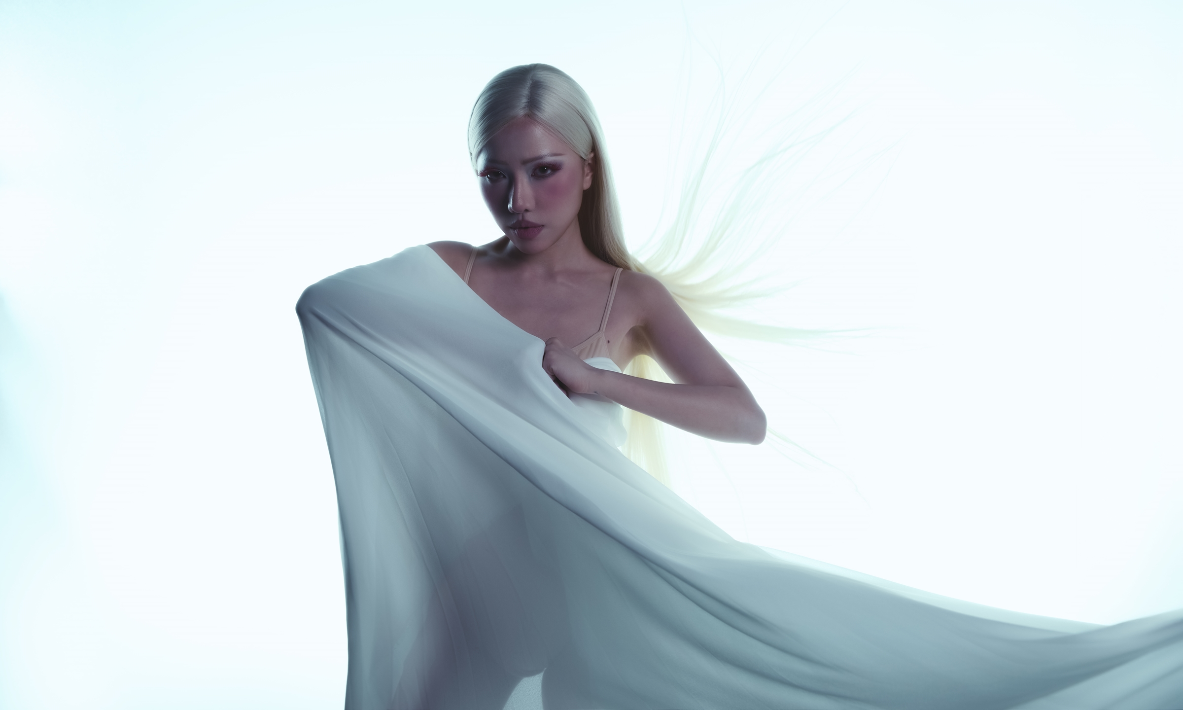 Phùng Khánh Linh hát về