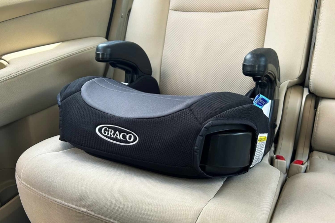Ghế đôn được gắn qua chốt ISOFIX trên xe. Ảnh: Graco