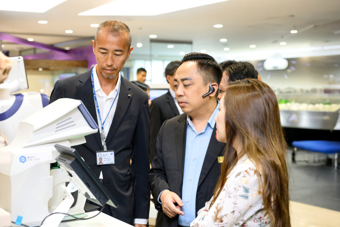 Đại diện các bên cùng tìm hiểu về công nghệ chẩn đoán ứng dụng trí tuệ nhân tạo (AI) của Topcon Healthcare tại Tokyo. Ảnh: Tập đoàn Y khoa Sài Gòn
