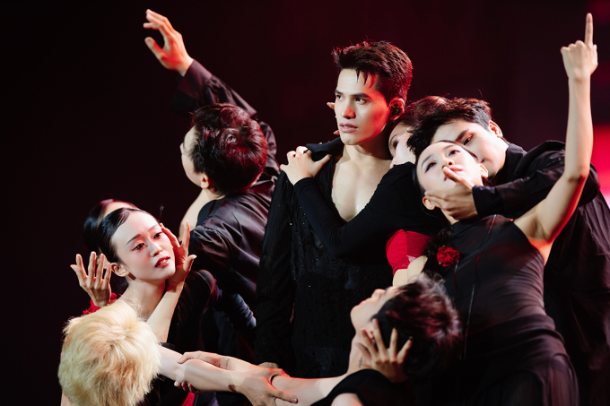 Ca sĩ Quốc Thiên trong đêm nhạc quy mô 10.000 khán giả. Ảnh: Ban tổ chức cung cấp